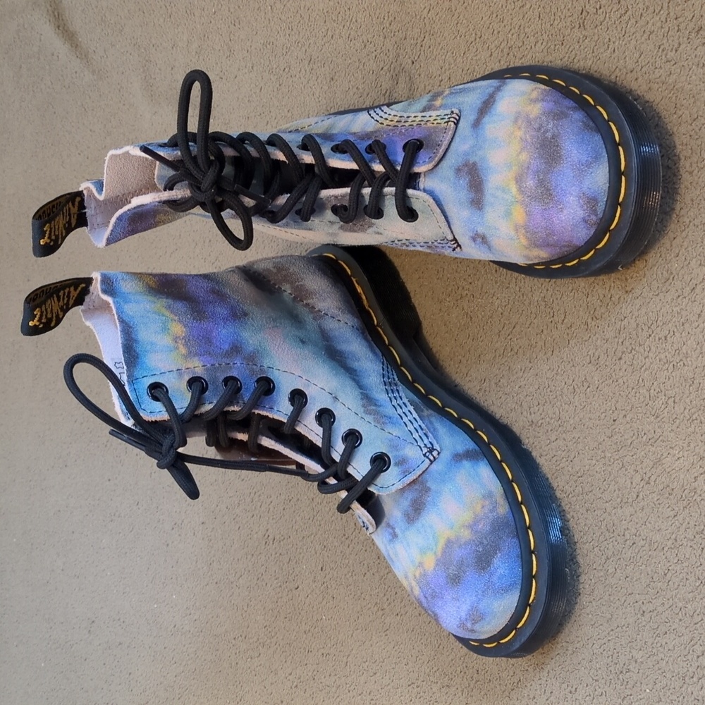 NWT Dr. Martens Women's Blue Tie-Dye Boots size 5    🌷 🔥  ✨ WOW!!!!✨ 🔥   🌷